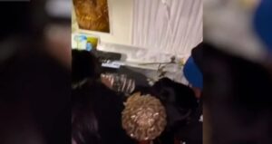 Viralizan VIDEO donde jóvenes se drogan sobre un ataúd de un adolescente narco