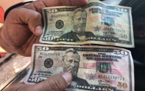 ¡Pilas con los billetes de 50! Cicpc alerta sobre circulación de dólares falsos