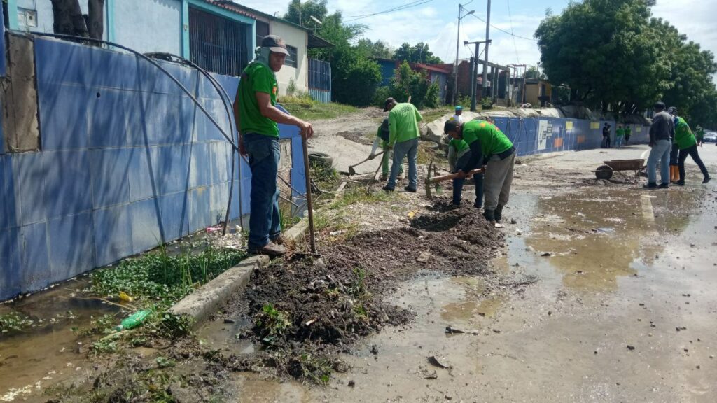 ▷ #FOTOS Tras las fuertes lluvias: Trabajadores de la Alcaldía realizan trabajos de limpieza en la avenida Ribereña #30Sep