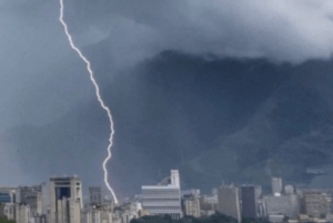▷ #VIDEOS Inundaciones y árboles caídos dejó fuerte tormenta eléctrica en Caracas #25Sep
