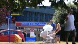 A juicio una enfermera británica por el presunto asesinato de siete bebés