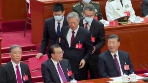 As sacaron a la fuerza al ex presidente Hu Jintao del congreso del Partido Comunista