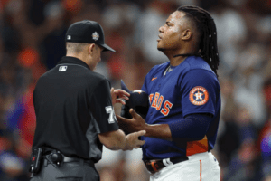 Astros de Houston señalados otra vez de supuesta “trampa” por este gesto del pitcher que ganó el segundo de la Serie Mundial (+Video)