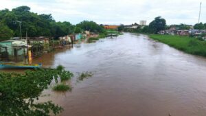 Atienden a más de 15 comunidades afectadas por crecida del río Manzanares en Cumaná