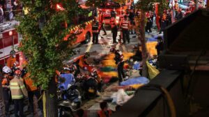 Avalancha humana Seúl | Un testigo español de la avalancha en Seúl: “La calle estaba llena de cuerpos con la boca y los ojos abiertos y de civiles haciendo masajes cardiorrespiratorios”
