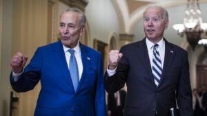 Biden y Schumer hablan sobre las elecciones sin saber que había un micrófono encendido