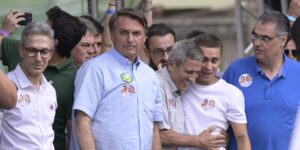 Bolsonaro empieza a cuestionar una posible derrota el domingo en Brasil