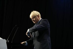 Boris Johnson coquetea de nuevo con el liderazgo tory