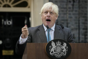Boris Johnson planea su vuelta a Downing Street como el único candidato capaz de evitar la debacle electoral de los 'tories'