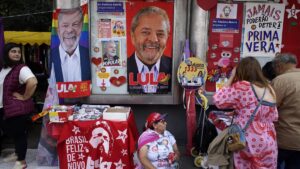 Brasil dirime este domingo unas polarizadas elecciones con Lula como favorito indiscutible