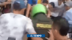 Cali: en video, turba acorrala a un joven y policía sale herido - Cali - Colombia