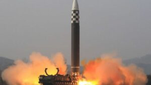 Corea del Norte dispara dos nuevos misiles en "represalia" por ejercicios de EE.UU. y Corea del Sur