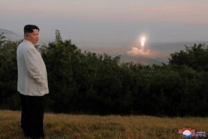 Corea del Norte dispara otro misil y saca a pasear aviones de combate cerca de la frontera con el sur
