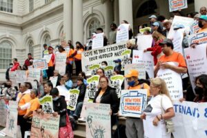 Critican al alcalde de Nueva York por poner a migrantes en carpas