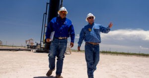 El CEO de JP Morgan insta a los perforadores de petróleo y gas de EEUU a aumentar la producción