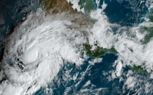 El huracán Roslyn se intensificó a categoría 4 previo a su llegada a México