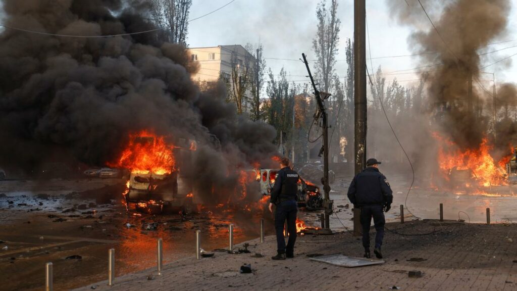 El impactante momento en el que un periodista de la BBC interrumpe su conexión por los bombardeos en Kiev