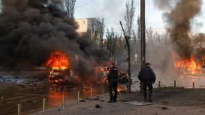 El impactante momento en el que un periodista de la BBC interrumpe su conexión por los bombardeos en Kiev
