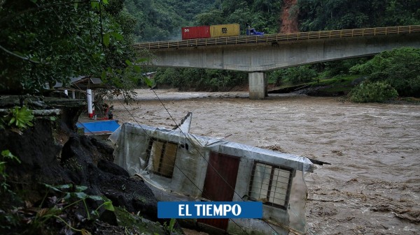 En vía a Buenaventura dan paso parcial luego de deslizamiento - Cali - Colombia