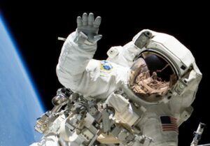 Estafa espacial: se hizo pasar por astronauta y le pidió más de 30 mil dólares a una mujer "para regresar a la Tierra"