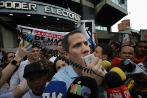 Guaidó exige fecha para las presidenciales frente al CNE