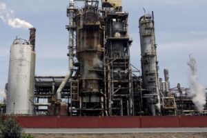 Irán comienza a refinar su petróleo crudo en Venezuela, según medios iraníes