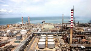 Irán finalzó reparaciones en la refinería El Palito