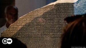 La Piedra de Rosetta: los jeroglíficos que le devolvieron la voz a los egipcios | El Mundo | DW
