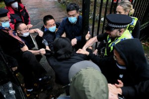 La Polica britnica investiga la agresin a un manifestante en el consulado chino de Mnchester