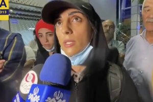 La escaladora Elnaz Rekabi, recibida al grito de campeona por el público en Irán