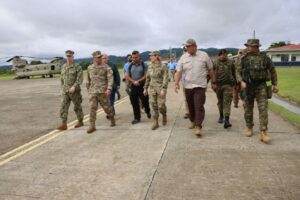 La jefa del Comando Sur de EE. UU. cierra visita a Panamá con gira por el Darién