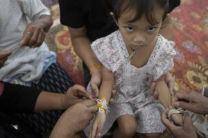La manta que salv a Emmy, la nia superviviente de la matanza en una guardera de Tailandia