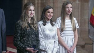 La reina Letizia y sus hijas deslumbran con ’looks’ combinados en los actos previos a Premios Princesa de Asturias.