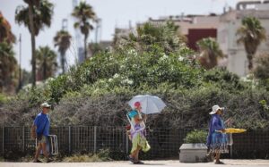 Las temperaturas récord de octubre alargan el verano en España que ya dura 40 días más que en los años 80, según AEMET