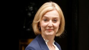 Liz Truss lamenta sus "errores" pero muestra su intención de seguir como primera ministra