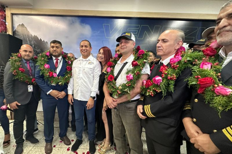 Llegan a Venezuela los cinco tripulantes que faltaban del avión venezolano-iraní retenido en Argentina
