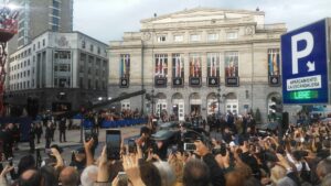 Los Reyes llegan al Campoamor entre aplausos y una desinflada protesta contra la monarquía