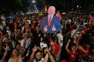 Lula afronta la Presidencia con el reto de acercarse al centro