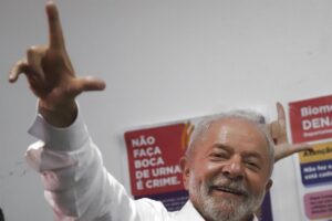 Lula se impone a Bolsonaro por un estrecho margen con un 95,96 por ciento escrutado