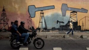Maduro impulsa "desnacionalización" de la industria petrolera