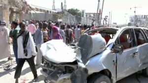 Más de 100 muertos en un atentado con dos coches bomba en Somalia