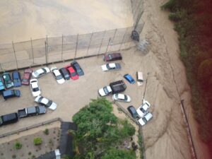 Más de 100 vehículos dañados por inundaciones en zonas cercanas a Caracas