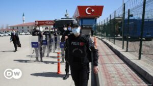 Más de 500 arrestos en Turquía vinculados a predicador Fetullah Güllen | El Mundo | DW