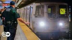 Más policías al metro de Nueva York para enfrentar ola de violencia | El Mundo | DW