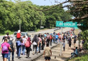 Migrantes venezolanos cruzan en balsas frontera Guatemala-México rumbo a EE.UU.