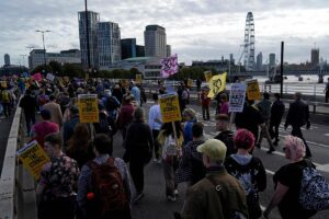 Miles de britnicos protestan en las calles quemando simblicamente sus facturas de la luz