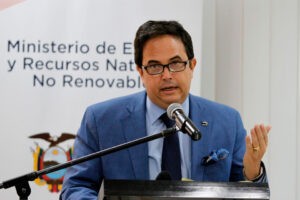 Ministro de Energía de Ecuador renuncia mientras enfrenta investigación por corrupción