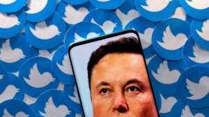 Musk planea seguir adelante con la compra de Twitter: fuentes