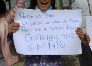 Niños migrantes venezolanos protestan en línea México-EE.UU. por ser separados de sus padres