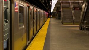 Nueva York refuerza la presencia policial en el metro para frenar la violencia